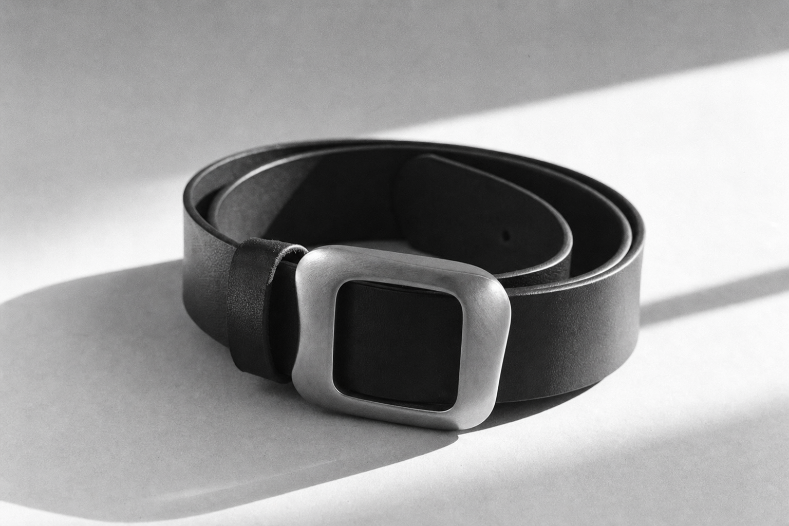 The quiet intelligence of an unbranded buckle