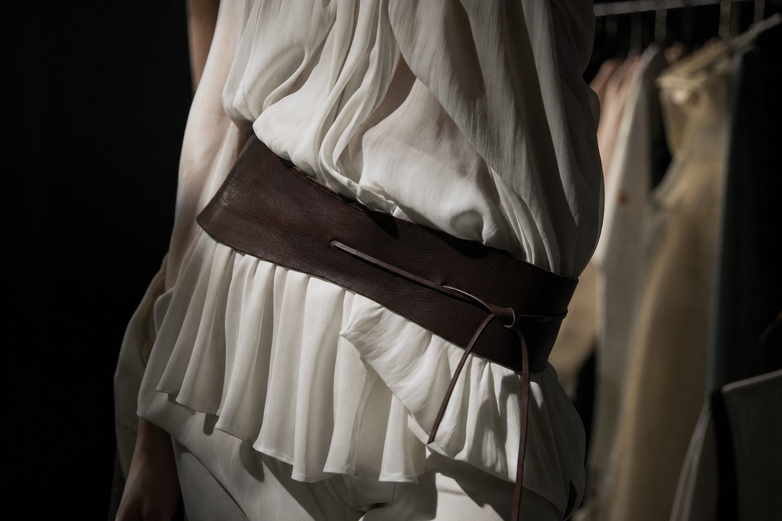 How the runway wears a belt: five silhouettes from the autumn shows